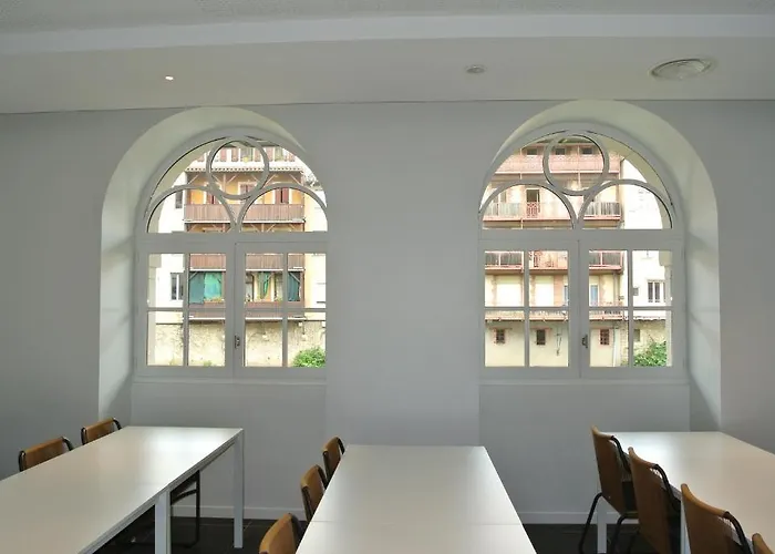 Grand De Castres Отель